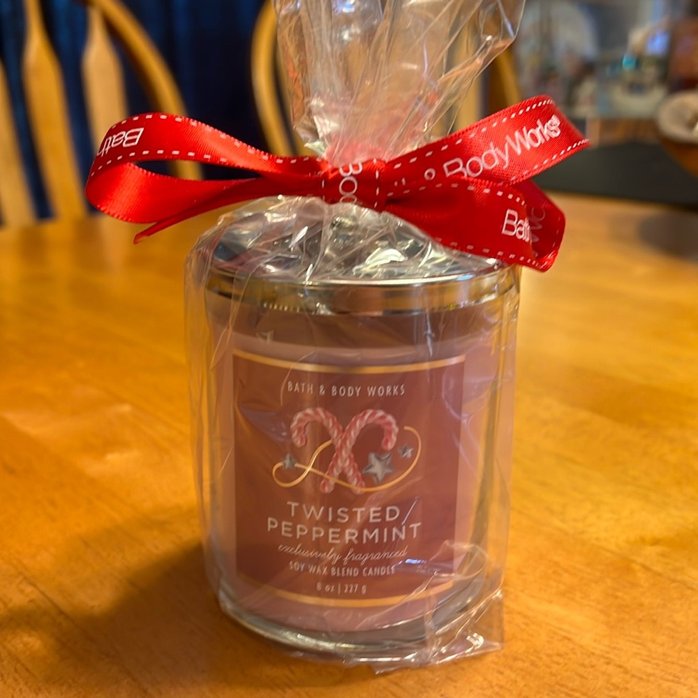 Bath & Body Works Twisted Peppermint 8oz candle - in gift packaging - NWT